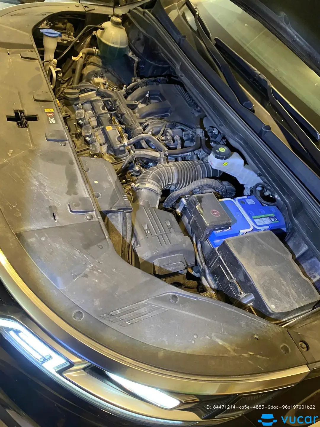 Kia Carnival Signature 3.5G 2023 - Khoang động cơ 2