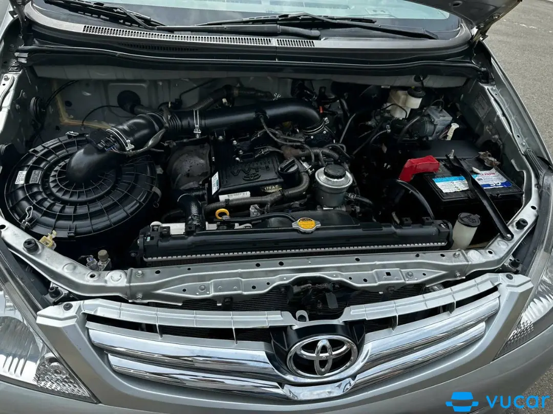 toyota innova V 2009 - Khoang động cơ 1