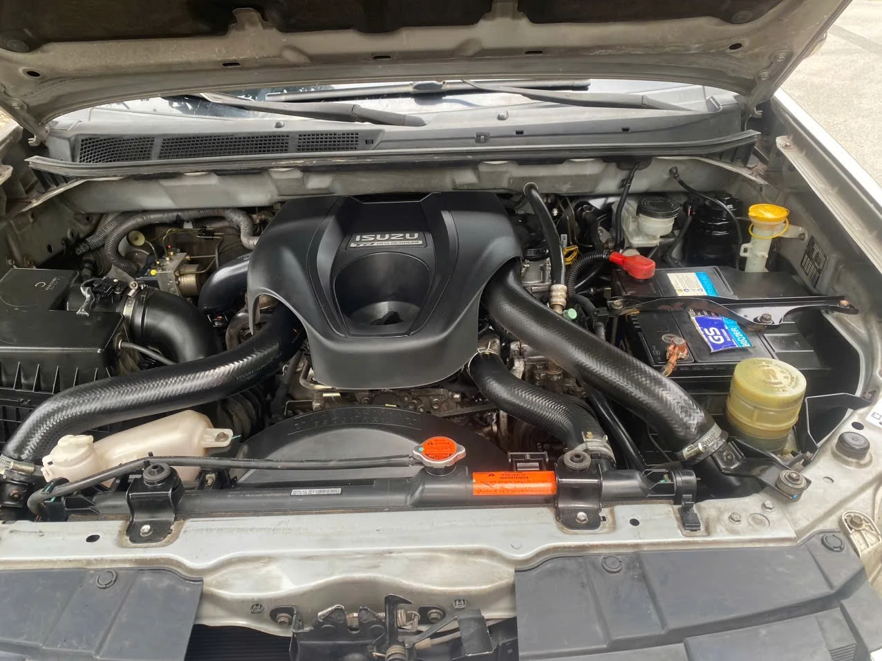 Isuzu Dmax LS 2.5 4x2 MT 2016 - Khoang động cơ 1