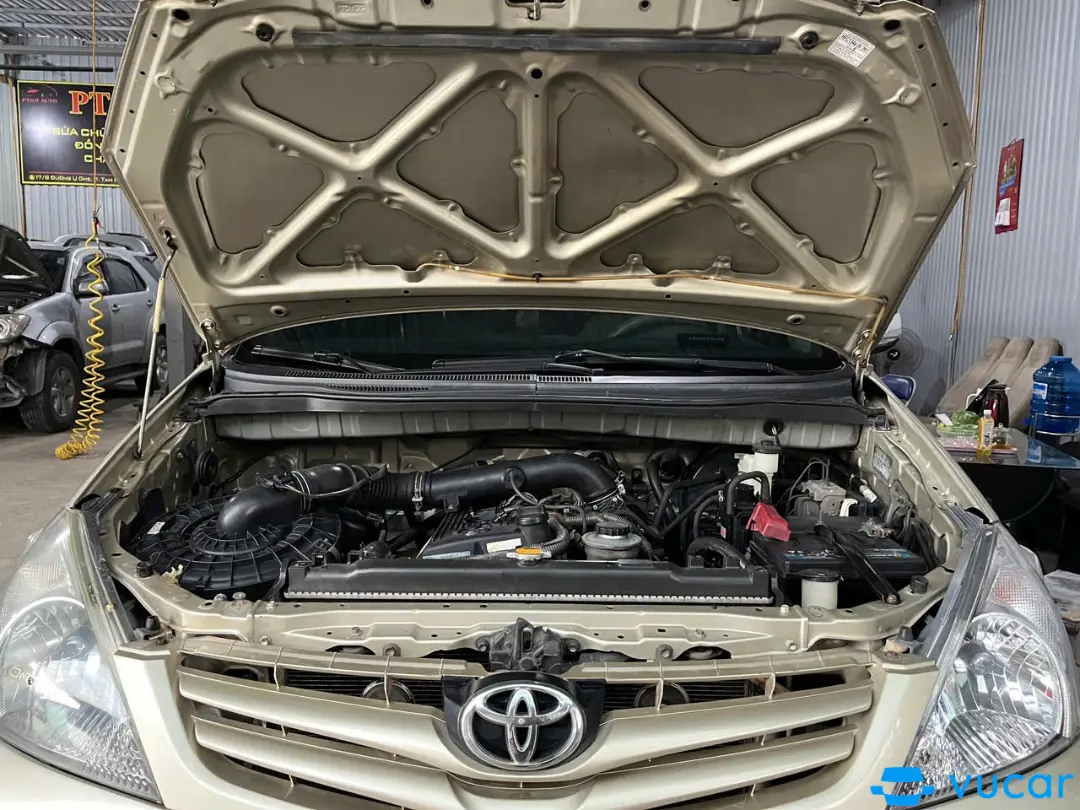 Toyota Innova G 2009 - Khoang động cơ 2