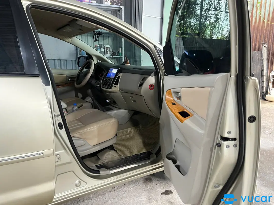 Toyota Innova G 2009 - Khoang động cơ 1